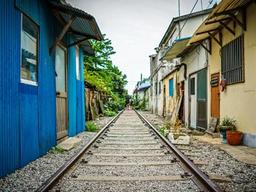 [잘가 여행지-봄]경암동 철길마을, 영화 ‘남자가 사랑할 때’서 황정민·한혜진이 같이 걸었던 그 곳