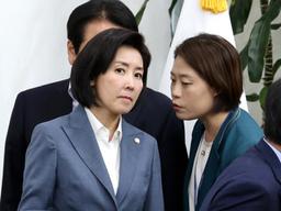 나경원, 당 산불대책<strong>회의</strong>서 ‘문 정권의 민낯’ 격앙…<strong>회의</strong> 중엔 눈물도