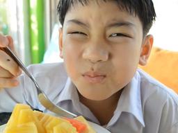 파인애플·키위 먹으면 혀와 입술이 아프다고요?