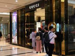 "'인싸’ 되려면 줄을 서시오"…손님도 없는데 줄 세우는 명품