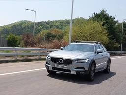 모든 것을 아우르는 이기적인 존재, <strong>볼보</strong> 크로스 컨트리 V<strong>90</strong> D5 프로