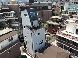 “아파트 싫어서…” <strong>등대</strong>처럼 삐죽 올라온 스틸하우스