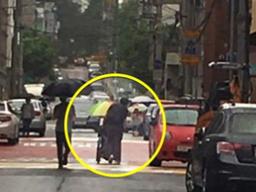 “칭찬합니다” 비 맞으며 <strong>휠체어</strong> 밀어준 남학생 찾았다!