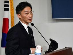 '한국당 <strong>영입</strong> 대상' 이국종 "과대평가…민주당과 더 자주 접촉"
