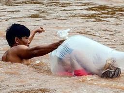 "아이를 비닐봉지 속에?"…<strong>베트남</strong> 극한 '통학 사진' 화제