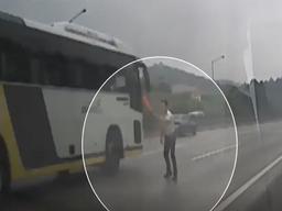 본인 목숨 걸고...<strong>빗길</strong> 고속도로서 나사못 주운 경찰