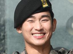 `전역` 김수현 "아침마다 걸그룹 뮤비 시청…모든 신곡 업데이트" (일문일답)