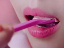 어른처럼 화장한 아이들을 바라보는 '은밀한 시선'