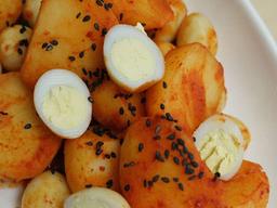 간장에 졸인 <strong>감자</strong>조림이 지겹다면 매콤 <strong>감자</strong> 메추리알 조림은 어때?