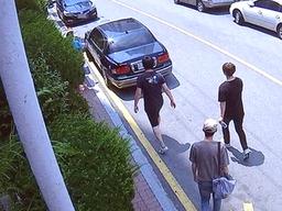 두살배기 아이 <strong>인질</strong>로 잡고 돈 뺏은 3인조 <strong>강도</strong>