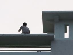 거제 아파트서 전처 회사 사장 흉기 살해범, 밤샘 대치 끝 투신 사망