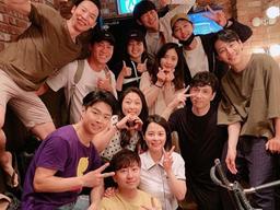 송중기, 이혼 발표 전 밝은 모습... "연극 본 후 동료들과 사진"