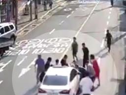 8살 여자아이 덮친 승용차 맨손으로 들어 올린 부산 <strong>시민</strong>들