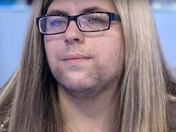 “아들과 <strong>대화</strong>할 때도 마스크를”…턱수염 난 러 여성 사연