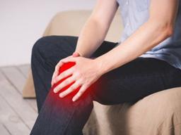 "오늘도 비 오려나..." 장마철에 더 심해지는 <strong>관절염</strong> 관리법