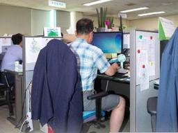 “나도 한번 입어볼까?” 공무원들의 <strong>반바지</strong> 패션쇼!