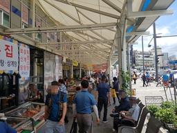 유튜브 '<strong>먹방</strong>' 성지로 탈바꿈한 모란<strong>시장</strong>