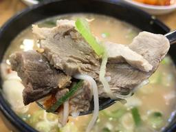 구수한 국물에 슴덩슴덩 잘라낸 담백한 고기, 서울 돼지국밥 맛집