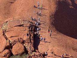 ‘지구의 배꼽’ 호주 울룰루, <strong>등반</strong> 금지 앞두고 관광객 북새통