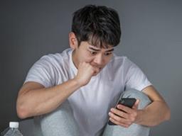 통화 중 말을 더듬는다면, '전화<strong>공포증</strong>'의 초기 증상?