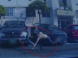 3층 뛰어내린 '12시간 <strong>도주</strong>극'…호송 규칙 어긴 틈 노렸다