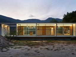 ‘취미 부자’ 아버지의 꿈… 건축가 아들이 지은 미니멀 전원주택