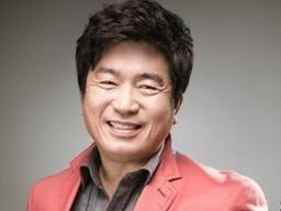 트로트 가수 신웅, 지난해 이어 강간 등 혐의로 피소…소속사 "확인 중"