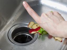 싱크대 개수대에 절대로 버리지 말아야 할 9가지