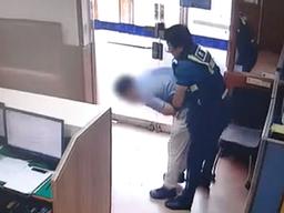 목에 사탕 걸려 숨넘어가는 시민…'하임리히 <strong>요법</strong>'으로 구한 순경