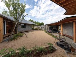 벽은 곡선으로 지붕은 완만하게… 집이 하늘을 떠안다