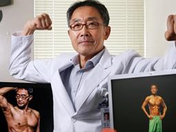 "평생 같이할 반려 근육 키우세요"… '초콜릿 복근' 사진 찍은 65세 의사