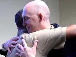 [월드피플+] 은퇴식서 22년전 구한 갓난아기와 재회한 <strong>FBI</strong> 요원