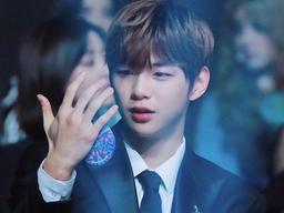 강다니엘♥지효, 공식석상서 대놓고 티냈다?…팬들의 '열애 퍼즐' 맞추기