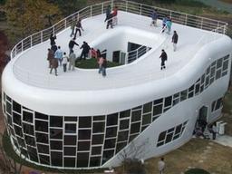 “화장실 변기 닮았다” 수원 주민들도 놀란 국제 협회의 본사 건물