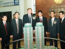 모델하우스 개장에 <strong>트럼프</strong> 참석··· 국내 최고급 주상복합 문 연 곳은?