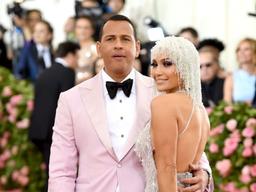 제니퍼 로페즈 "50살=여자 인생 끝 아냐..4번째 결혼도 중요해"