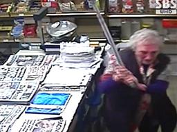 금품 빼앗으려다 혼비백산…강도 쫓은 '할머니의 반격'