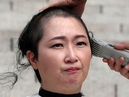 <strong>이언주</strong> “조국 임명 철회” 항의 ‘삭발’ 강행