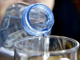 생수에도 미세 플라스틱…WHO “위험 아직 낮아”