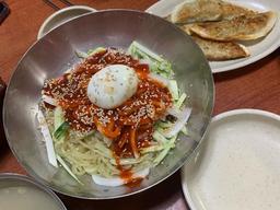 탱글한 면과 매콤달콤 양념 서울 <strong>쫄면</strong> 맛집 5곳