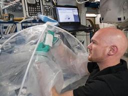 우주에서 시멘트반죽을 버무렸더니