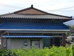 양복에 갓 쓴 듯... 양옥집과 한옥지붕의 이상한 동거