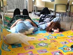 “찜통 주방서 살 짓물러… <strong>설거지</strong>통 옆 고무대야 놓고 씻어”