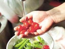 껍질째 먹으라는 <strong>과일</strong>…물로만 씻어도 안전할까