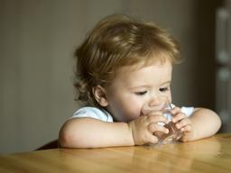 생과일주스 대신 물…전문가들이 내놓은 어린이 ‘음료 <strong>가이드라인</strong>’