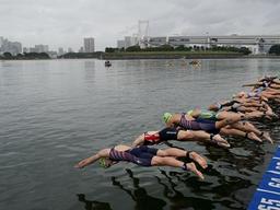 똥물 <strong>수영</strong>, 골판지 침대…논란 끊이지 않는 ‘도쿄내림픽’