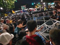 방패뺏고 바리케이드 무너뜨리고… 광화문 <strong>집회</strong>, 밤되자 <strong>폭력</strong>적으로