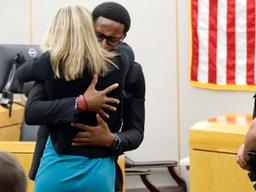 형 쏴죽인 백인경찰 포옹…미국 울린 10대 흑인