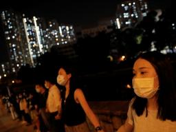 홍콩 경찰 성폭행, 시민들 인간띠 잇기로 항의