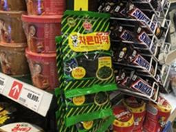 '몸에 좋다' 소문돌면서 <strong>베트남</strong>에서 불티나게 팔리는 한국식품